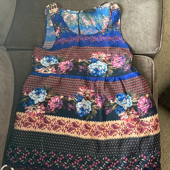 Woman’s top - Picture 1 of 3